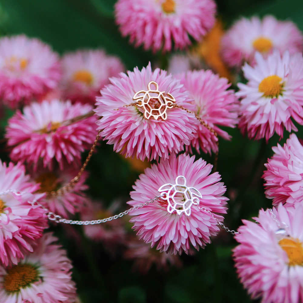 bracelet tortues sur fleurs