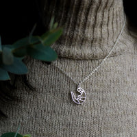 collier loutre porté femme argent chaîne pull