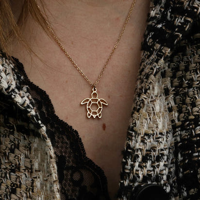 tortue collier porté veste